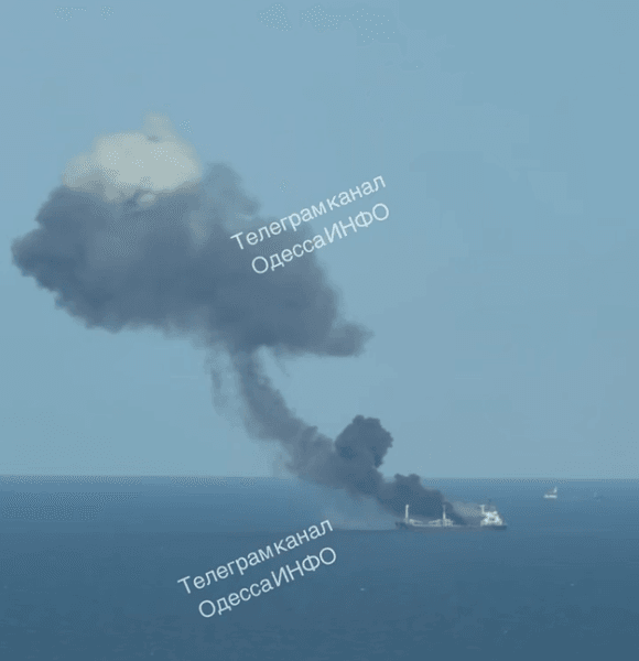 судно тоне судно після атаки